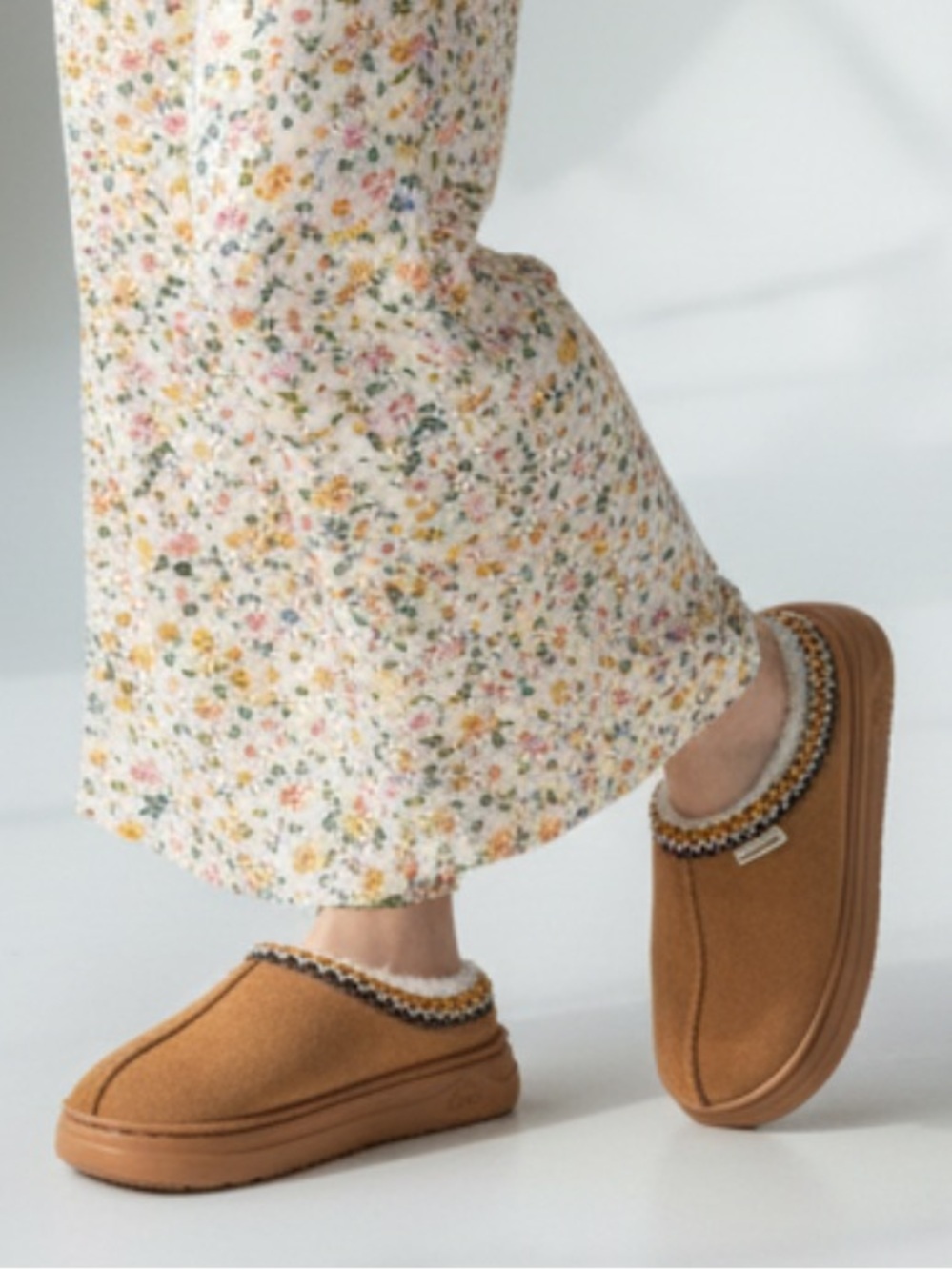 NWOT- NORDICSNUG - AQUAVEL THORA- Cozy Tan Shearling-Lined Slip-On slippers